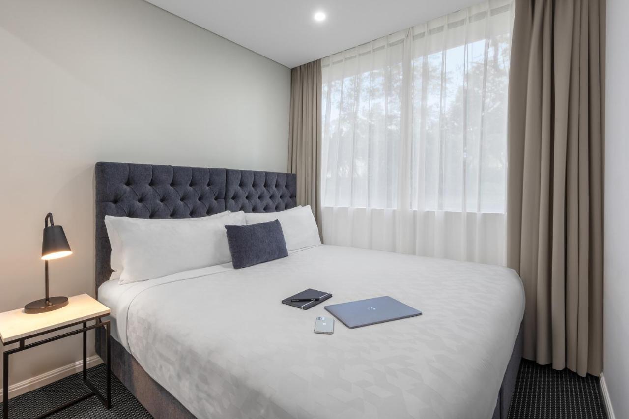 Meriton Suites North Ryde Sídney Exterior foto A bedroom at the hotel