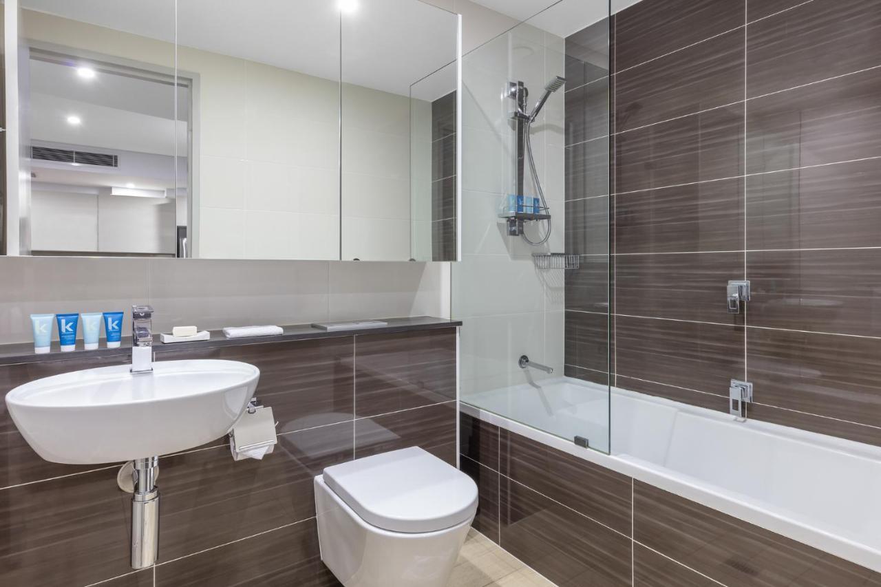 Meriton Suites North Ryde Sídney Exterior foto A typical bathroom in a Premier Inn