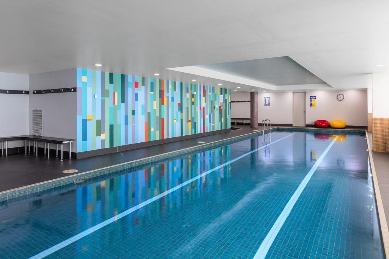 Meriton Suites North Ryde Sídney Exterior foto The swimming pool at the hotel