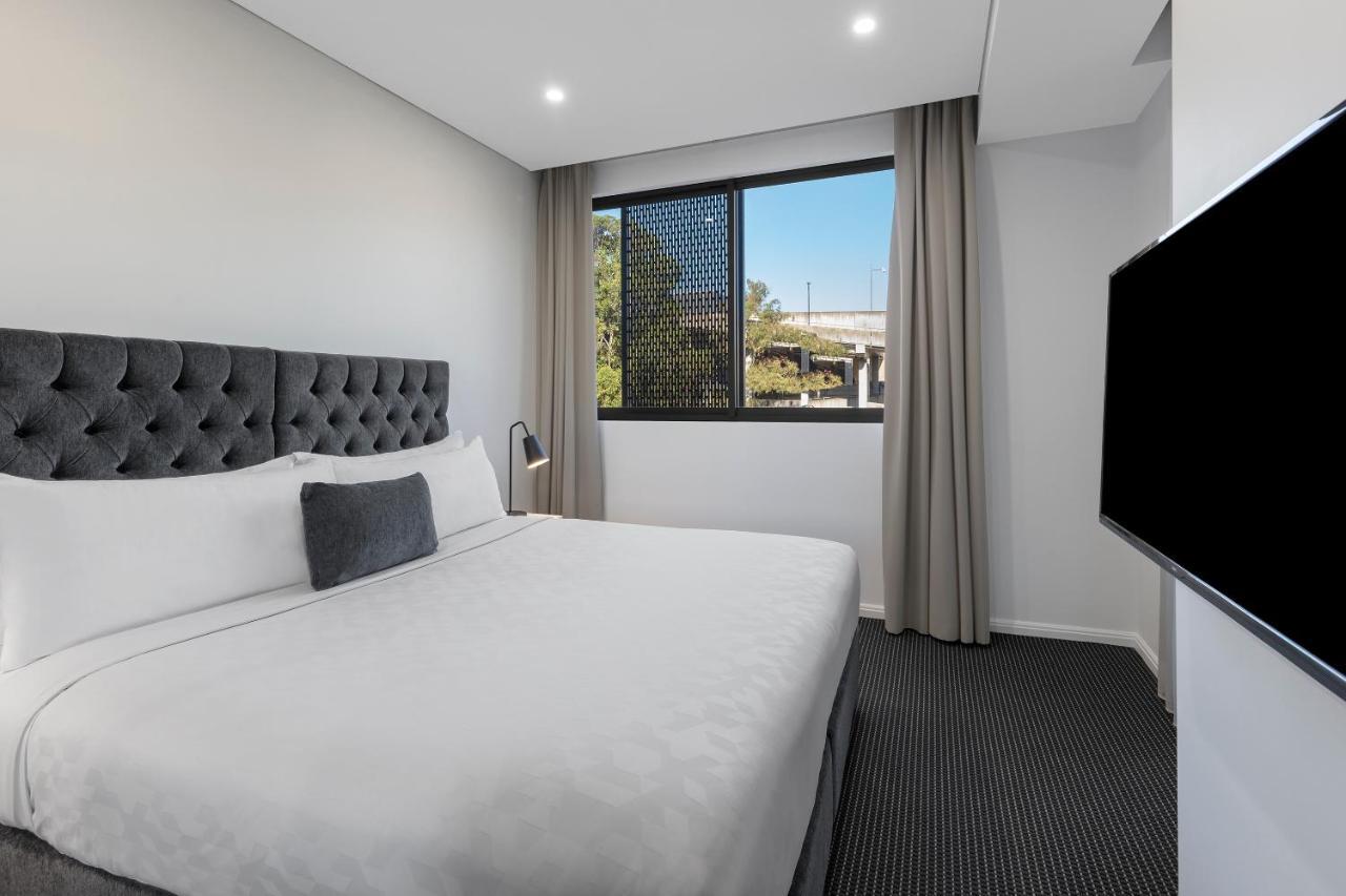 Meriton Suites North Ryde Sídney Exterior foto A bedroom at the hotel